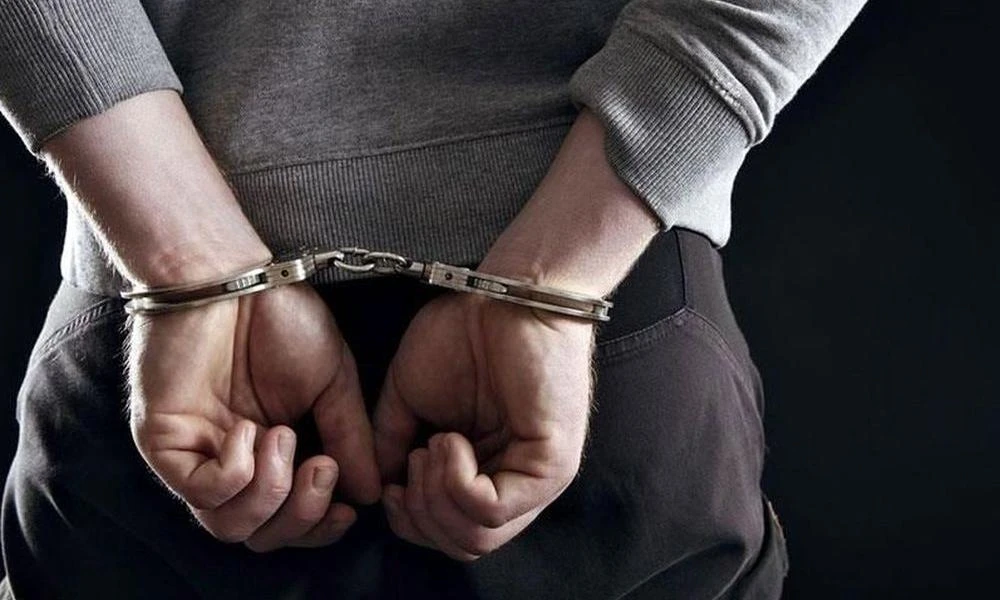 Χειροπέδες σε 35χρονο που απειλούσε την πρώην του σε Κρήτη και Κέρκυρα